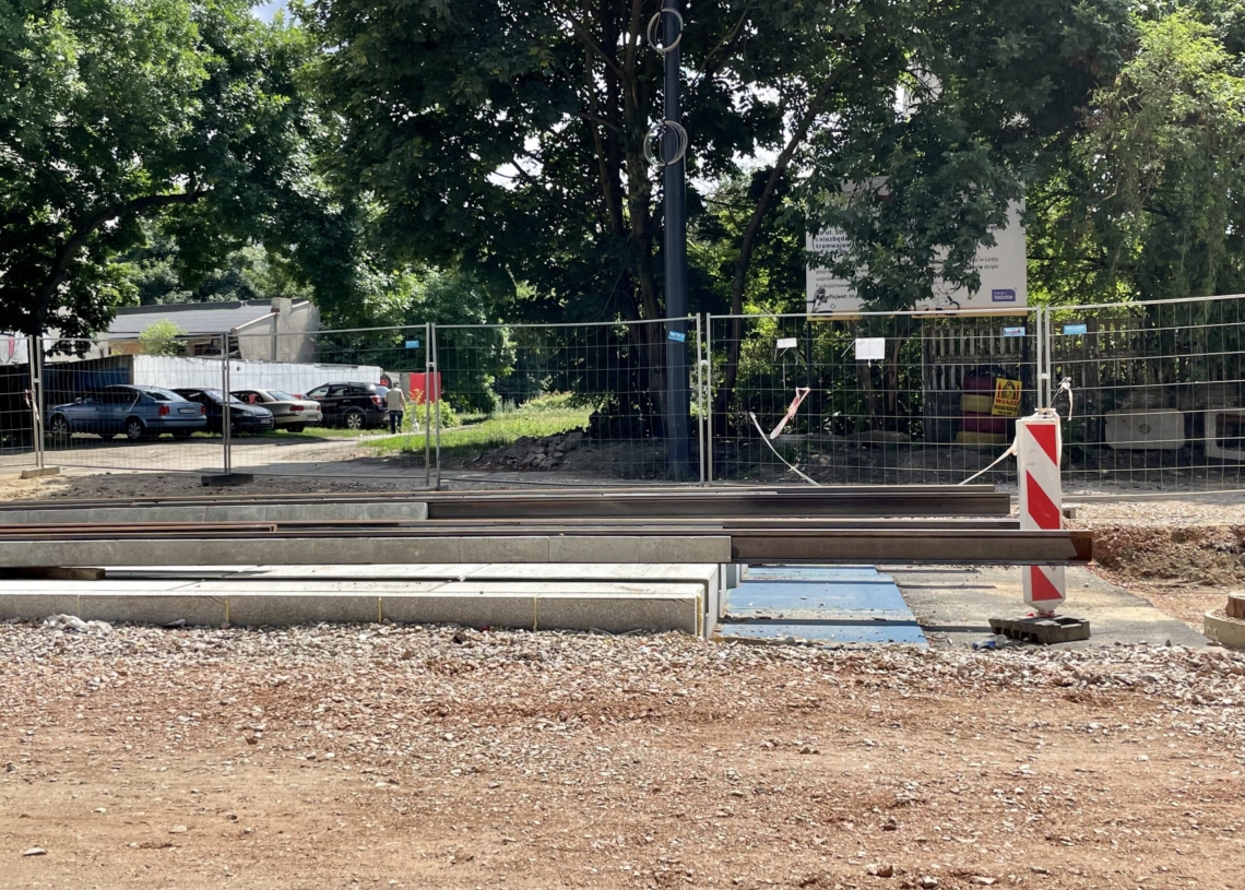 Modernizacja Wojska Polskiego. Tory położono na 160 metrach, a asfalt na jednej czwartej odcinka [ZDJĘCIA + WIDEO]