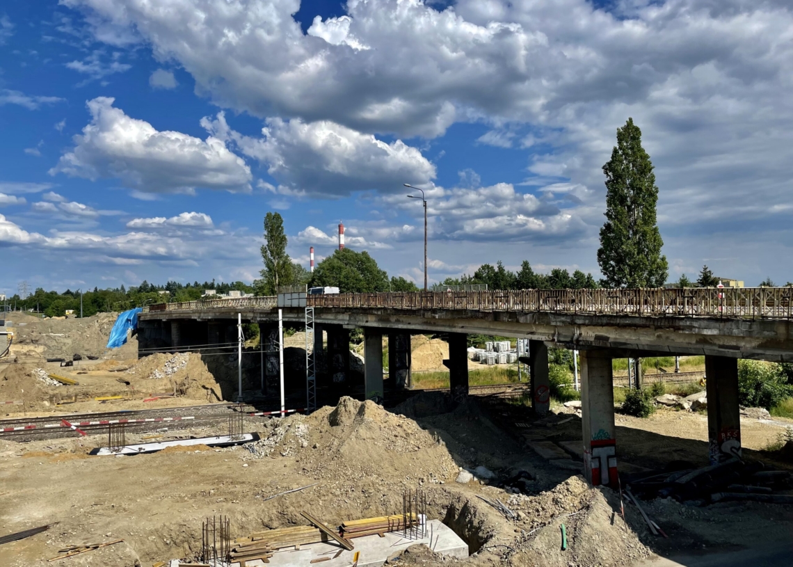 Przebudowa wiaduktów na Przybyszewskiego. Północna estakada nadal nie jest gotowa