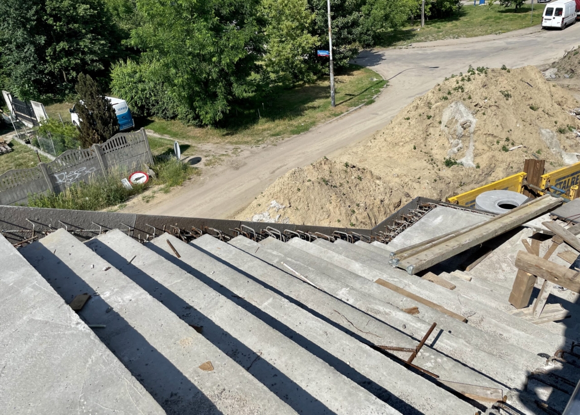 Przebudowa wiaduktów na Przybyszewskiego. Północna estakada nadal nie jest gotowa