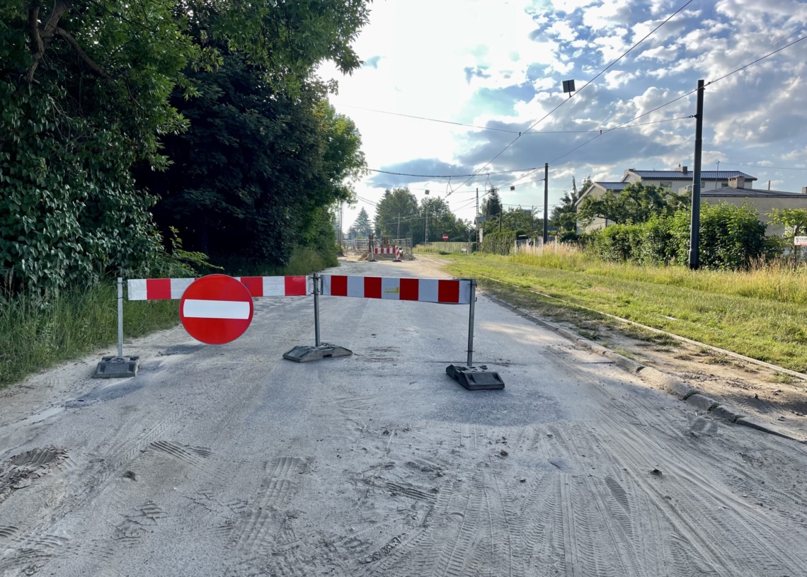 Utrudnienia na Telefonicznej już od 50 dni. Coraz więcej wykopów, więc kierowcy stosują się do objazdów [ZDJĘCIA]