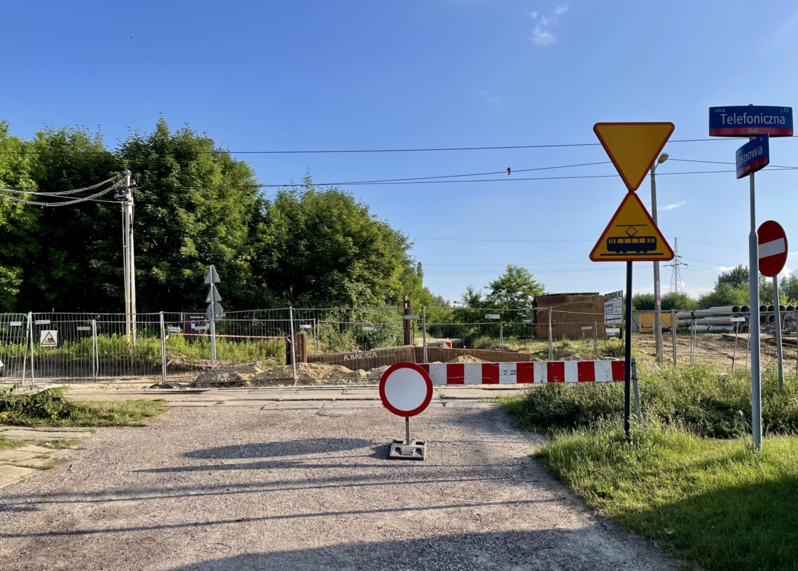 Utrudnienia na Telefonicznej już od 50 dni. Coraz więcej wykopów, więc kierowcy stosują się do objazdów [ZDJĘCIA]