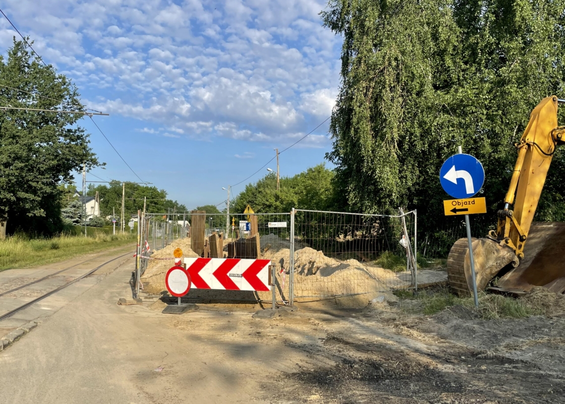 Utrudnienia na Telefonicznej już od 50 dni. Coraz więcej wykopów, więc kierowcy stosują się do objazdów [ZDJĘCIA]