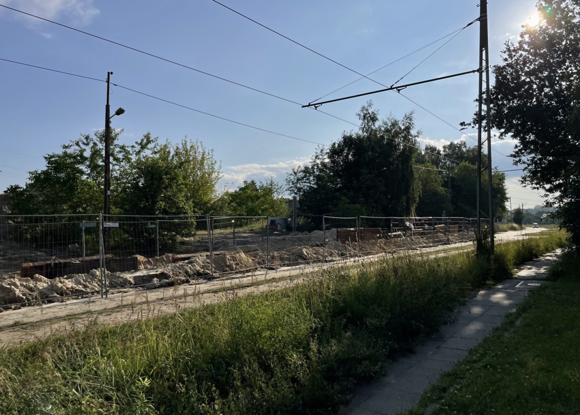 Utrudnienia na Telefonicznej już od 50 dni. Coraz więcej wykopów, więc kierowcy stosują się do objazdów [ZDJĘCIA]