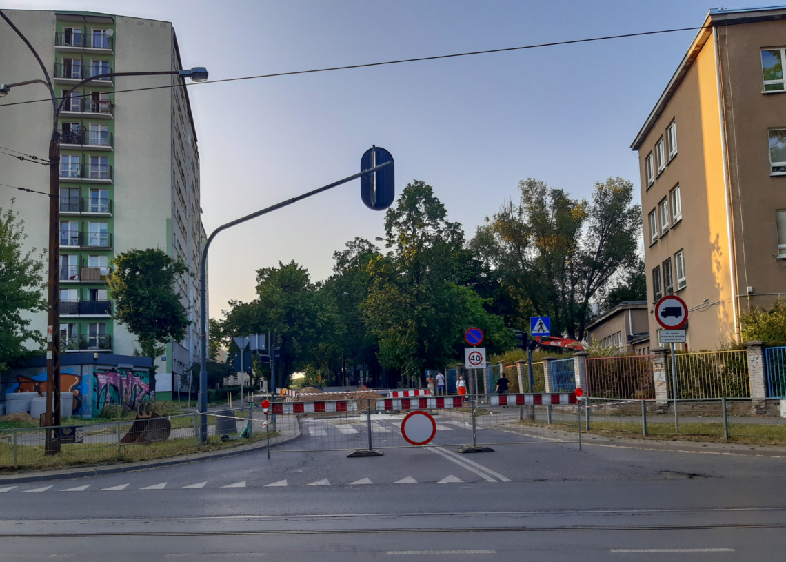 Utrudnienia na Tamce. Oznakowanie z nową organizacją ruchu nie do końca czytelne dla kierowców [ZDJĘCIA]