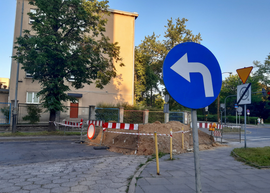 Utrudnienia na Tamce. Oznakowanie z nową organizacją ruchu nie do końca czytelne dla kierowców [ZDJĘCIA]