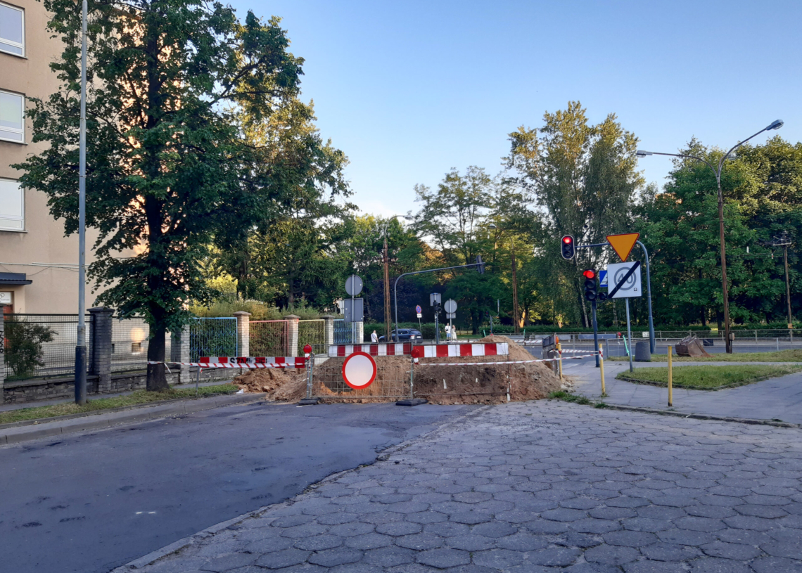 Utrudnienia na Tamce. Oznakowanie z nową organizacją ruchu nie do końca czytelne dla kierowców [ZDJĘCIA]