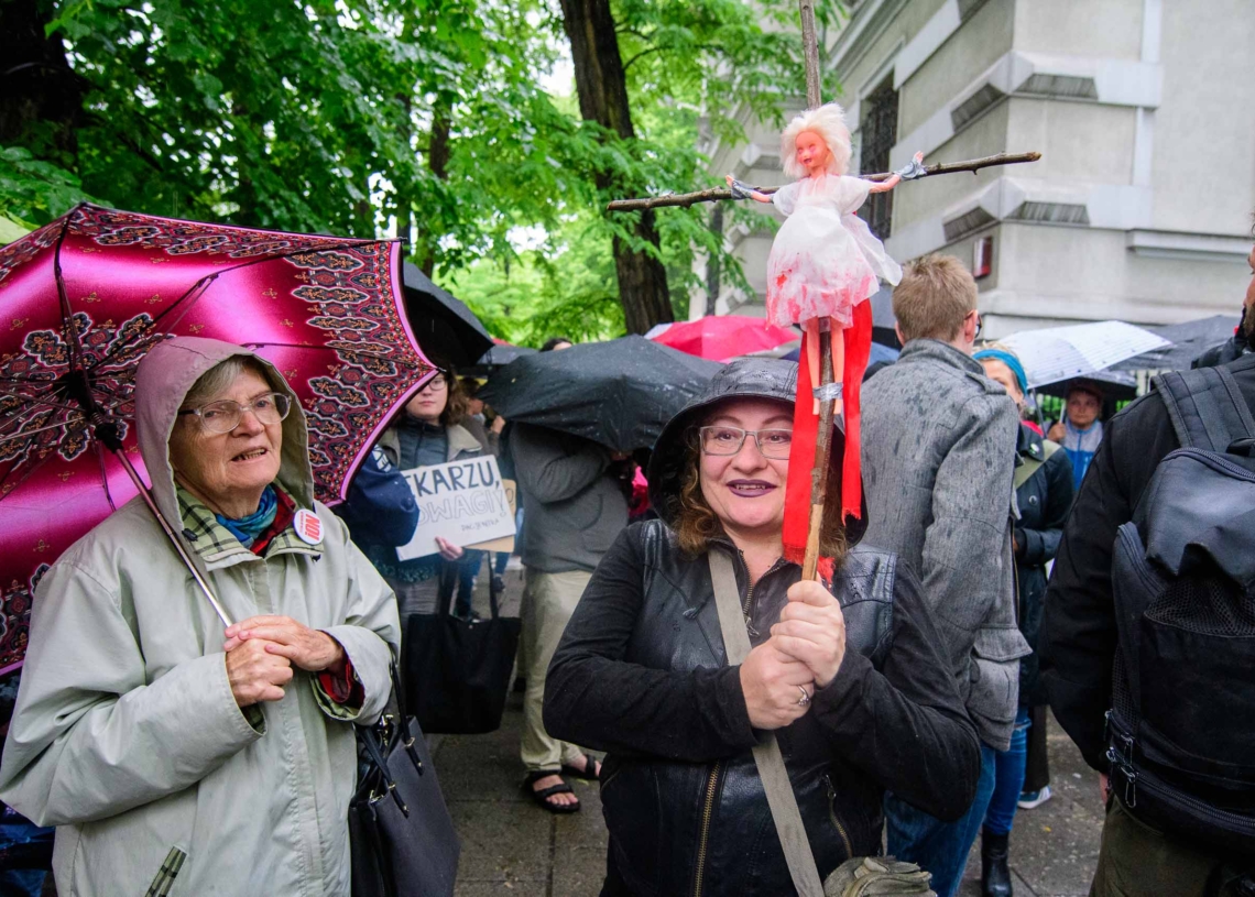 Protest przed Okręgową Izbą Lekarską w Łodzi