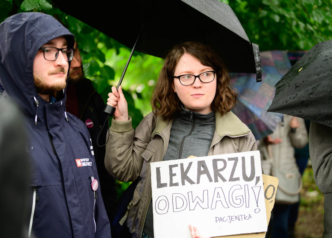 Protest przed Okręgową Izbą Lekarską w Łodzi