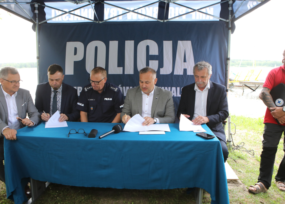 Będzie bezpieczniej nad akwenami w powiecie piotrkowskim. Samorządy wspierają policję i WOPR [ZDJĘCIA]