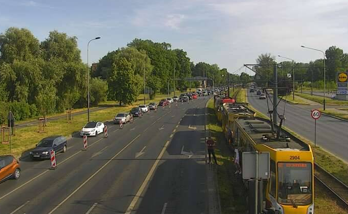 Zderzenie osobówki z tramwajem na Włókniarzy przy Drewnowskiej