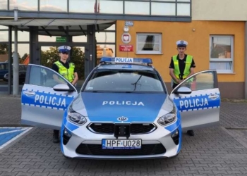 Kobieta przecięła sobie nogę piłą spalinową. Policjanci z Wieruszowa eskortowali do szpitala ranną 50-latkę