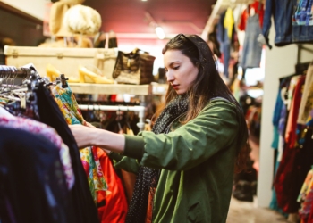 Parlament Europejski przeciwko fast fashion. Łodzianie o sieciówkach „jakość ubrań jest słaba” 1 Parlament Europejski przeciwko fast fashion