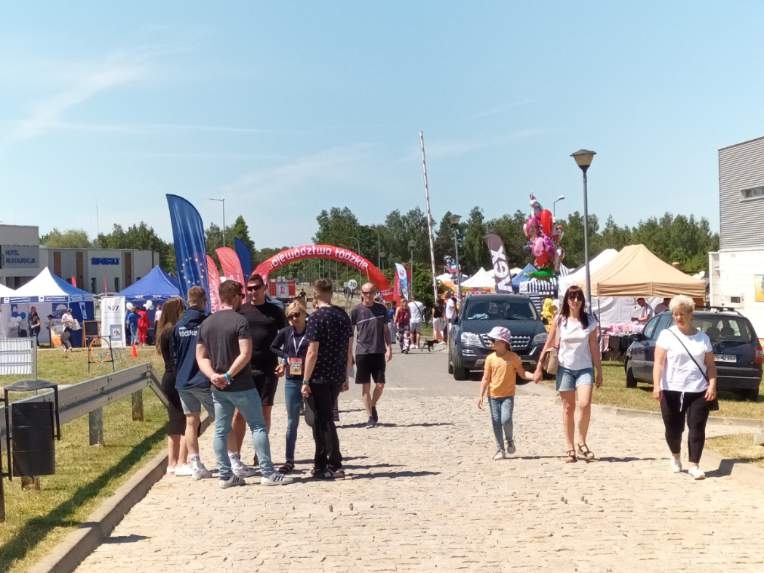 Rozpoczęcie Lata z województwem łódzkim w Ostrowie Warckim. Na miejscu plenerowe studio Radia Łódź