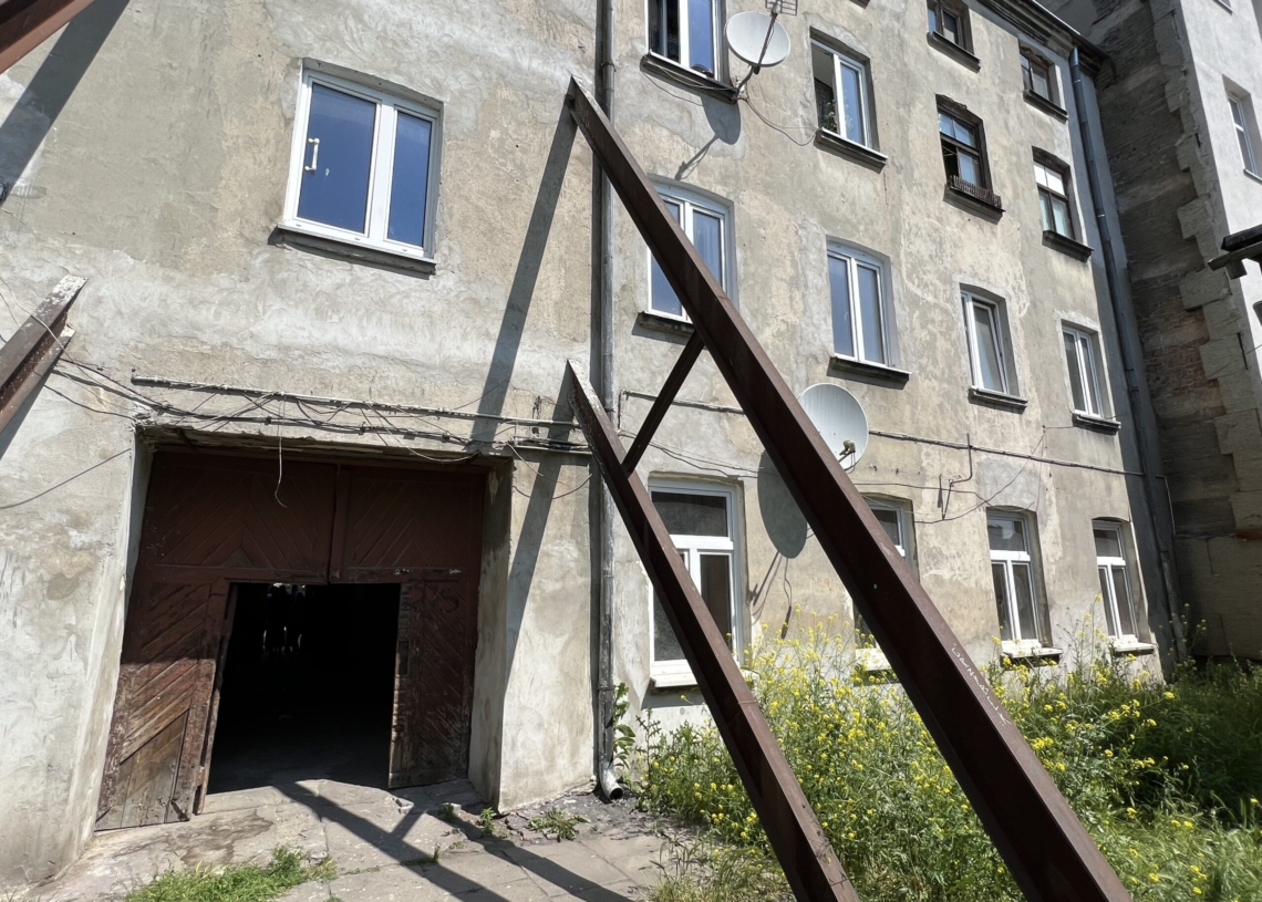 Mieszkańcy kamienicy przy Tuwima 47 obawiają się eksmisji, chociaż płacą czynsz