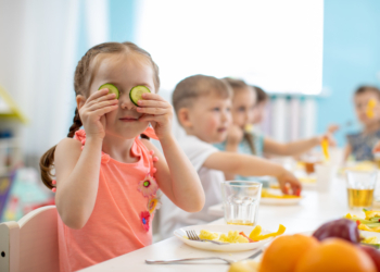 Jak zbilansowana dieta może pomóc w zapobieganiu zaparciom u dzieci?