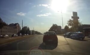 Kierowca z Łodzi zawracał z pasa do jazdy na wprost