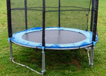 2-letni chłopiec uległ wypadkowi na trampolinie w Żelisławiu