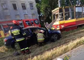 Wypadek na Górnej w Łodzi. 54-letnia kierująca nie ustąpiła pierwszeństwa tramwajowi 9 Wypadek na Górnej w Łodzi