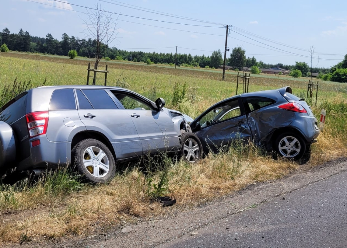 Wypadek w Warszycach. Dwie rozbite osobówki na DW702 1 Wypadek w Warszycach