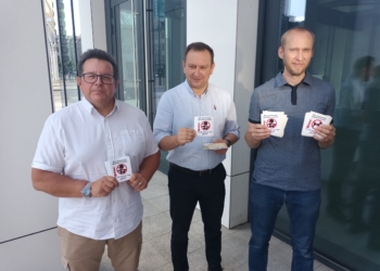 Jak kierowcy powinni zachowywać się w czasie upałów? Konferencja Lewicy w Łodzi
