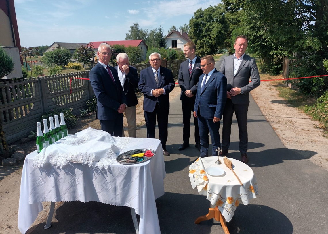 Nowa droga w miejscowości Kadzidłowa. To ostatni z utwardzonych odcinków dróg w gminie Grabów [ ZDJĘCIA]