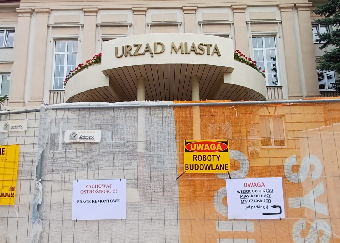 Remont głównego wejścia do bełchatowskiego magistratu potrwa do końca wakacji 1 bełchatowskiego magistratu