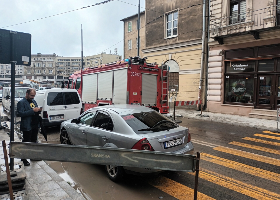 Z kamienicy przy ulicy Pomorskiej 6 spadają kawałki muru. Interweniują strażacy