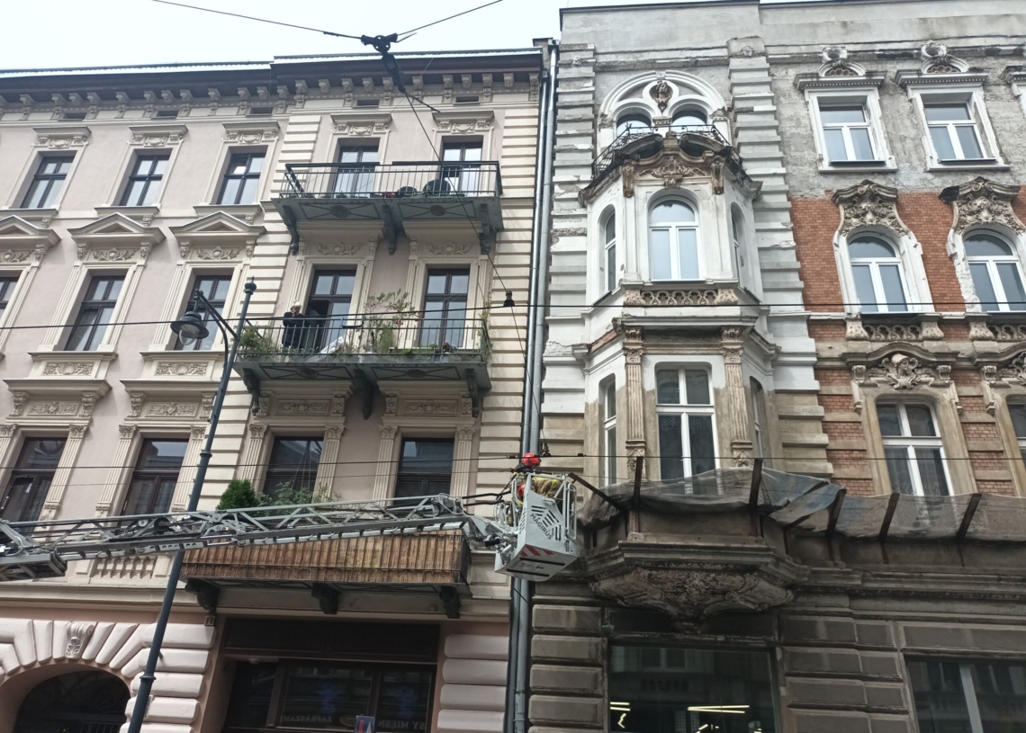 Z kamienicy przy ulicy Pomorskiej 6 spadają kawałki muru. Interweniują strażacy