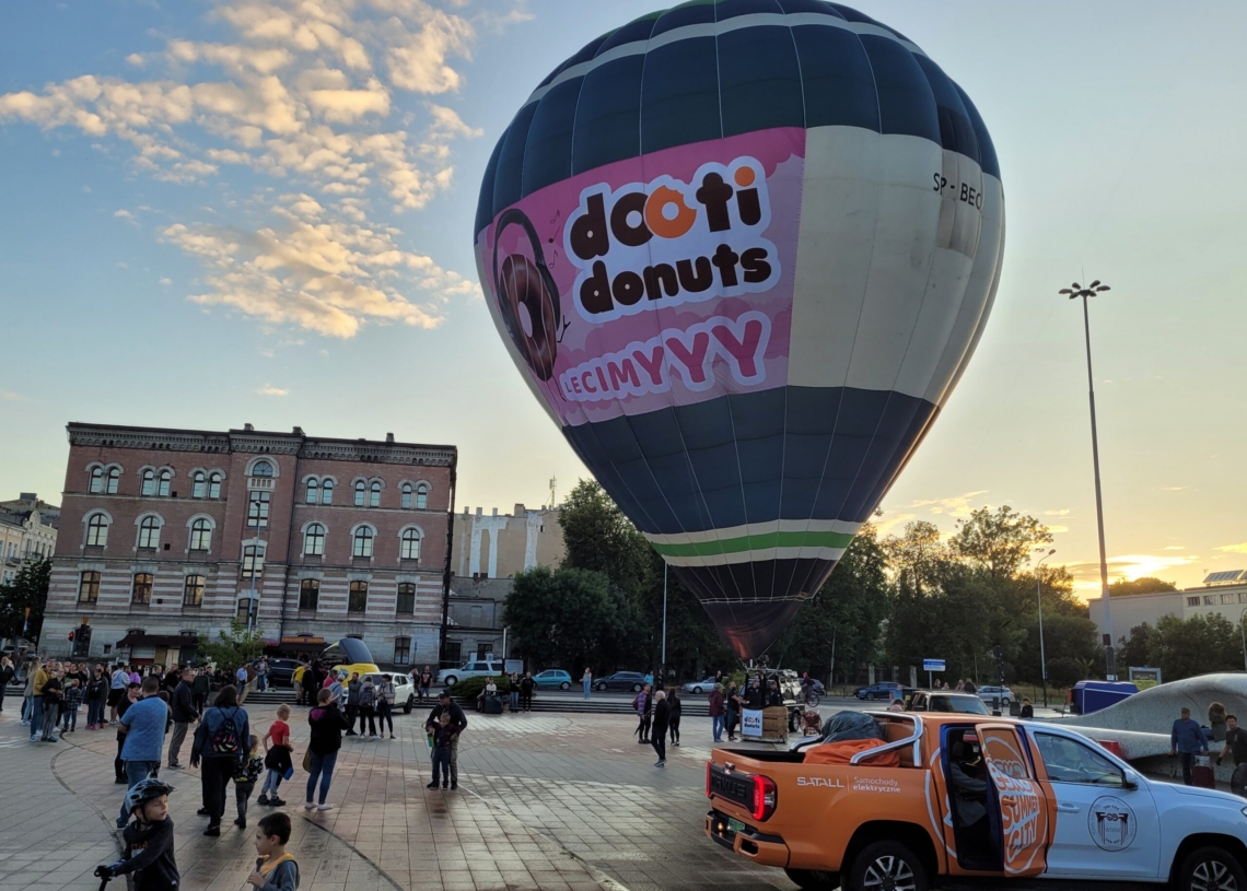 600. URODZINY ŁODZI. Balony na placu Dąbrowskiego