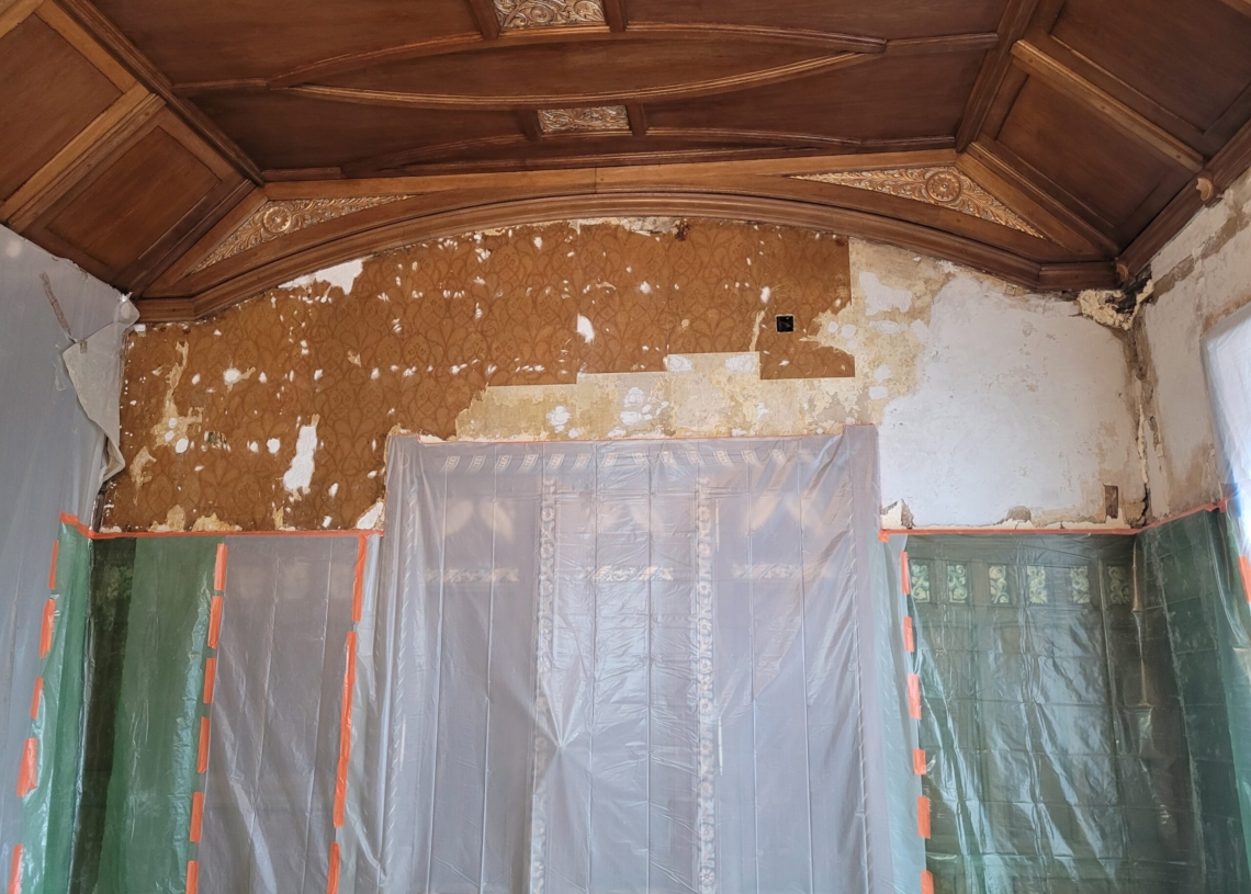 Fragment tapety sprzed ponad 100 lat w Pałacu Poznańskich