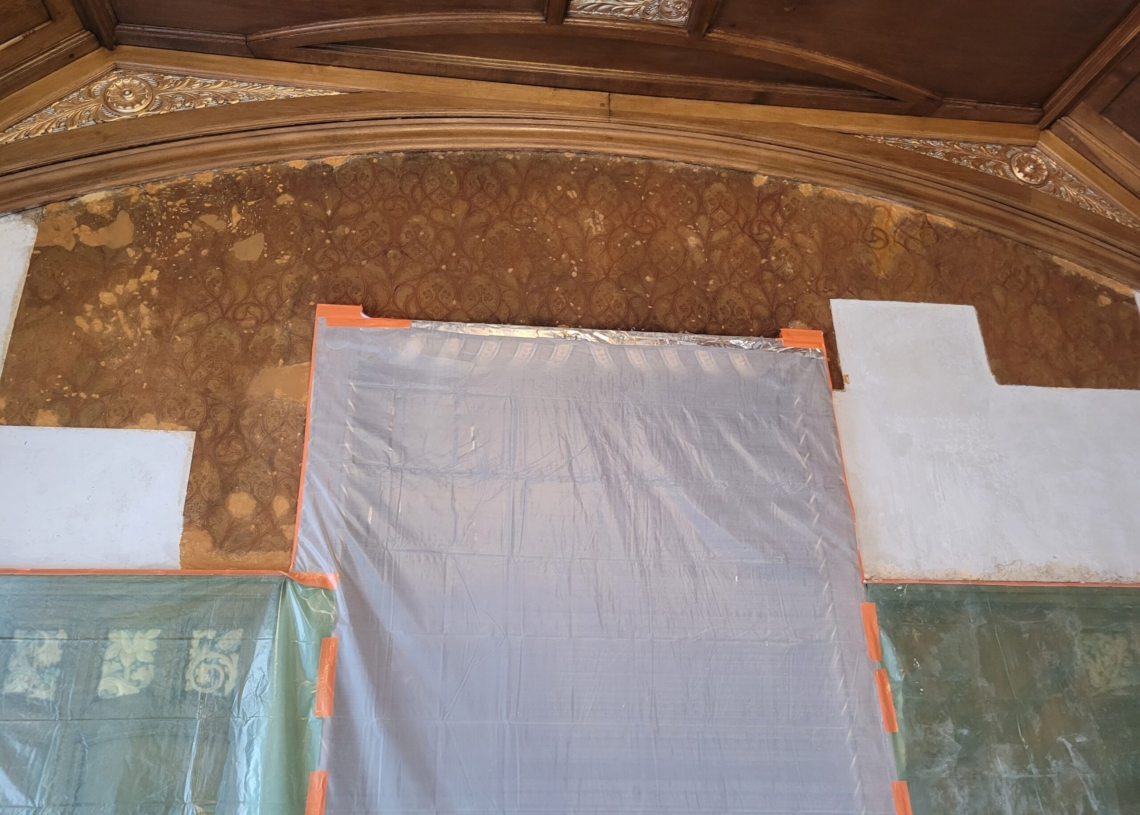 Fragment tapety sprzed ponad 100 lat w Pałacu Poznańskich