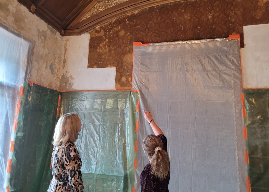Fragment tapety sprzed ponad 100 lat w Pałacu Poznańskich