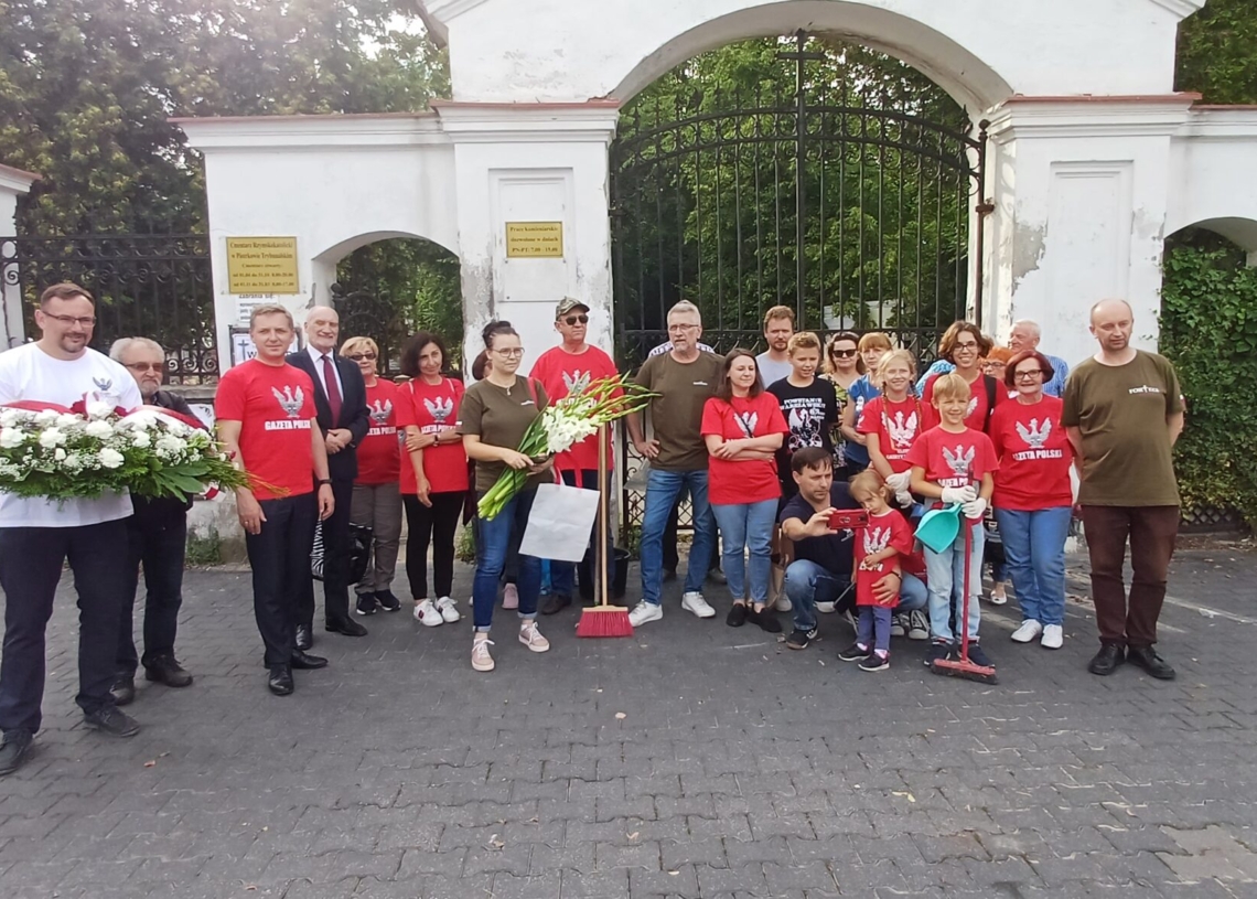 Sprzątanie grobów powstańców warszawskich w Piotrkowie Trybunalskim