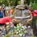 Sprzątanie grobów powstańców warszawskich w Piotrkowie Trybunalskim