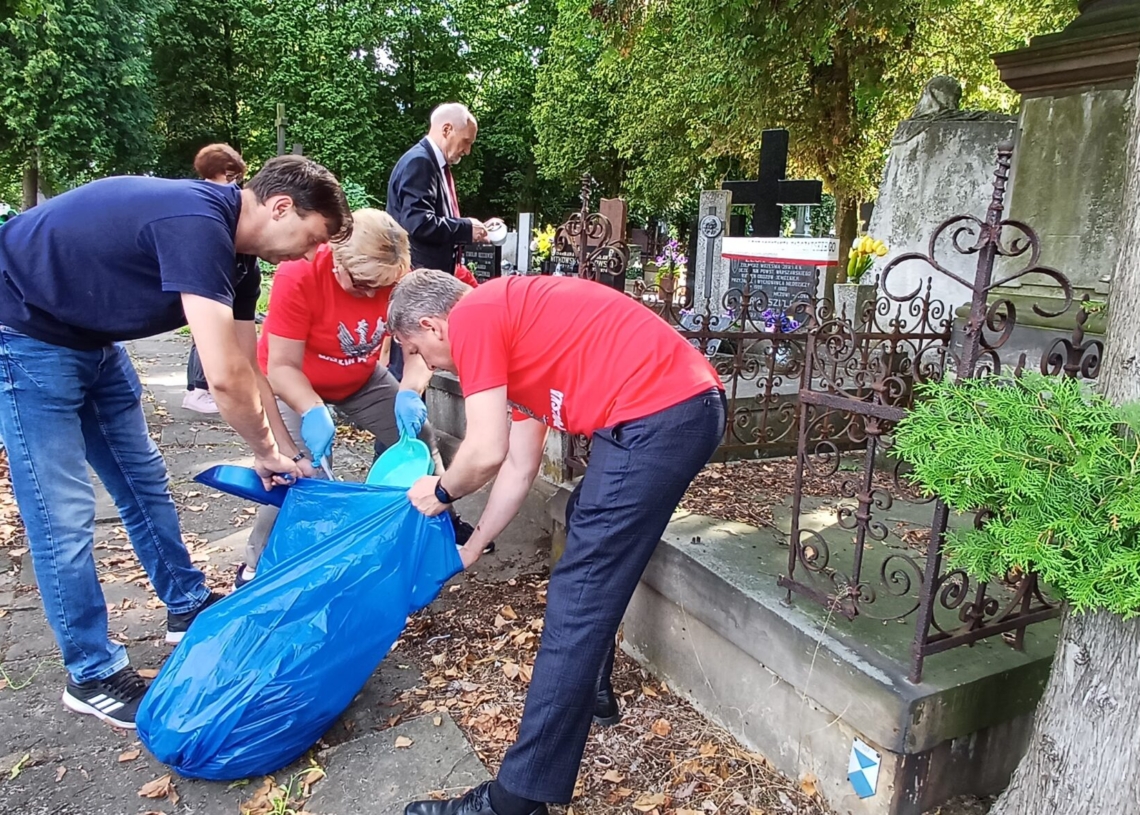 Sprzątanie grobów powstańców warszawskich w Piotrkowie Trybunalskim