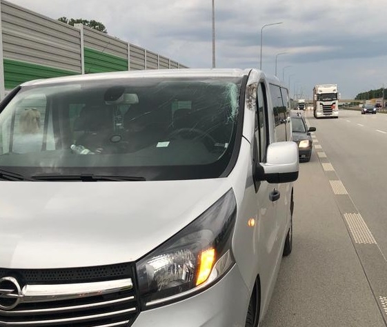 Dwa auta jadące A1 zostały zniszczone przez koło, które urwało się od toyoty
