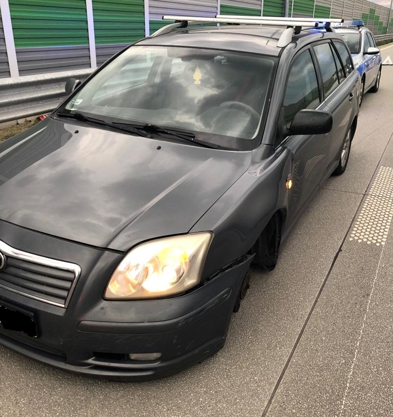 Dwa auta jadące A1 zostały zniszczone przez koło, które urwało się od toyoty