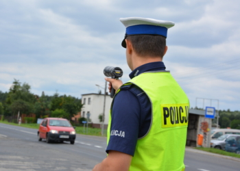 Pirat drogowy może słono zapłacić za szaleńczą jazdę po sieradzkich drogach