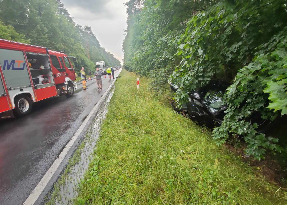 Czołowe zderzenie samochodów na DK12