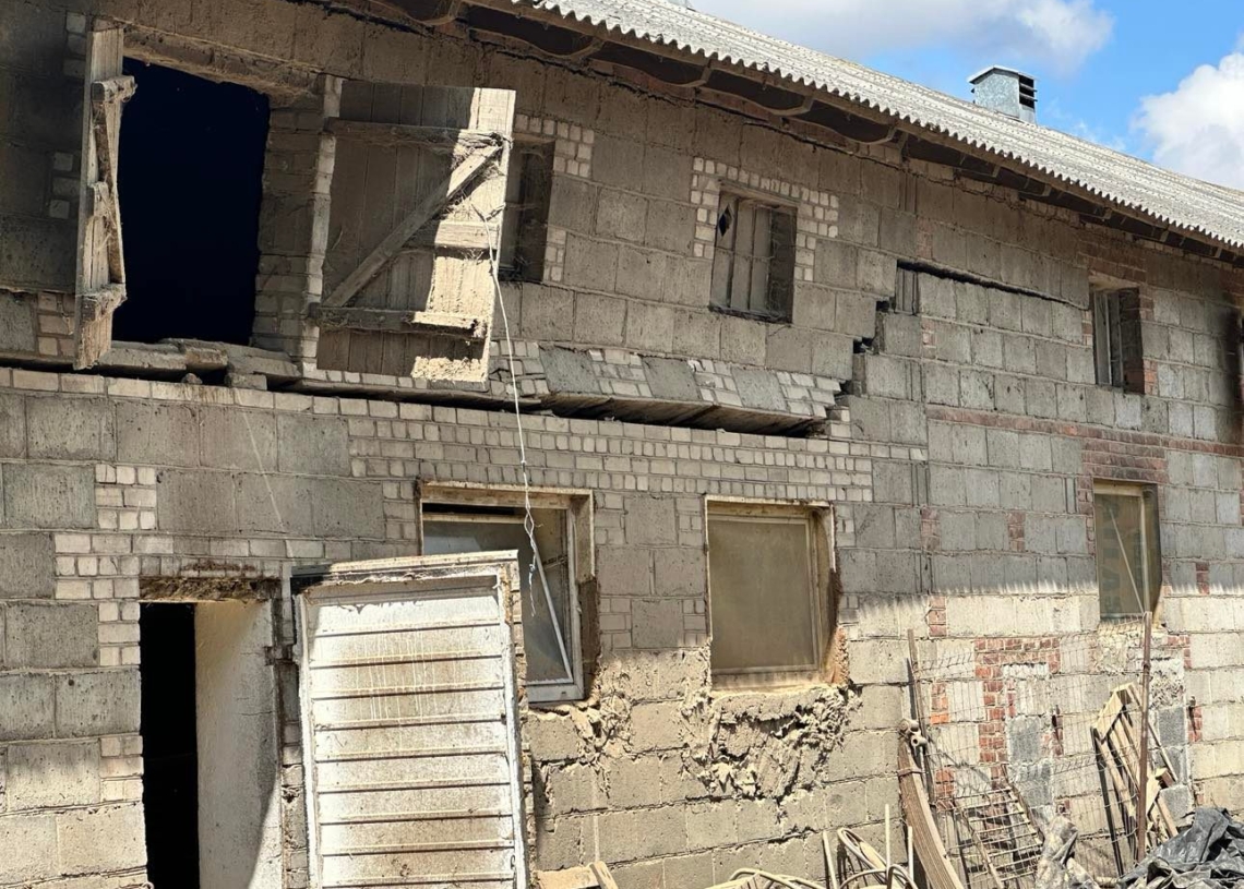 Zawalił się strop chlewni w gminie Błaszki. Trwa akcja ratownicza