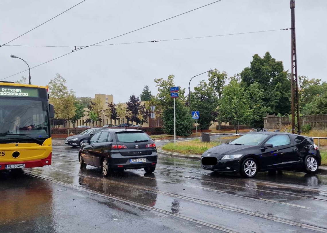 Zderzenie autobusu linii 86 z hondą na skrzyżowaniu Pomorskiej i Matejki