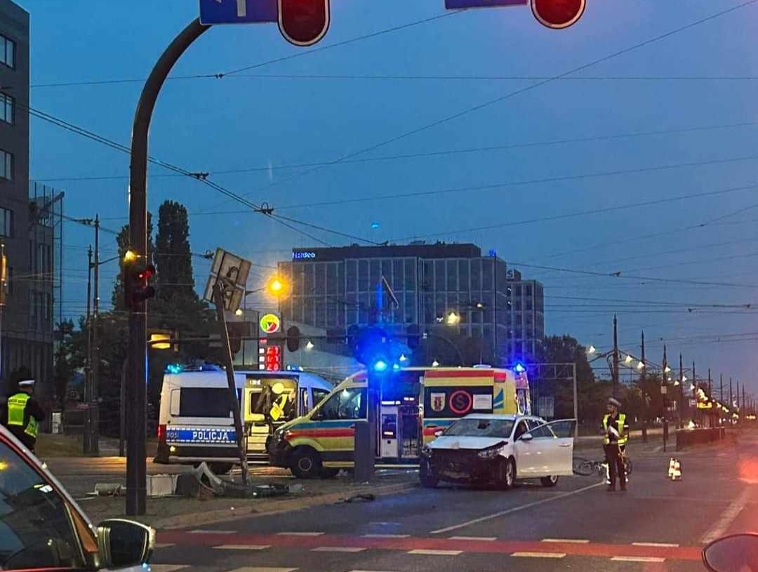 Nocny wypadek na skrzyżowaniu marszałków. Potrącenie rowerzysty 1 wypadek na skrzyżowaniu marszałków
