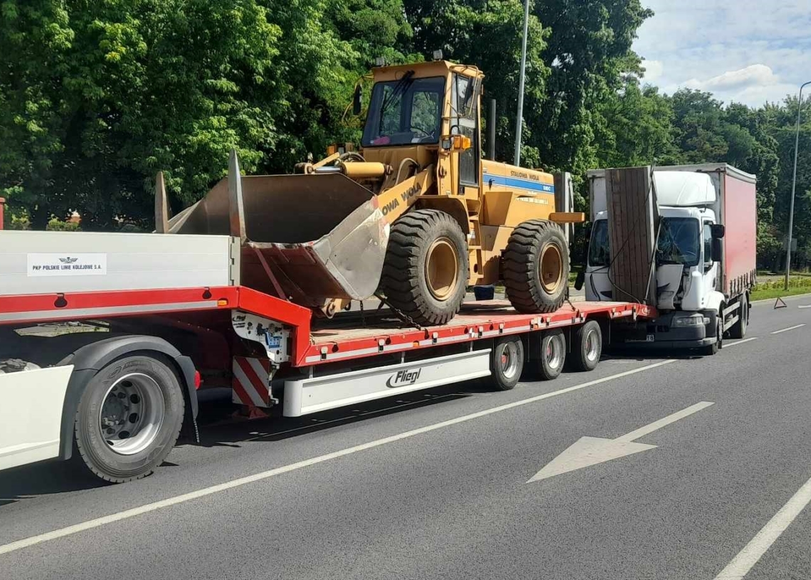 Wypadek w Piotrkowie. Zderzenie lawety przewożącej koparkę z ciężarówką na Sikorskiego