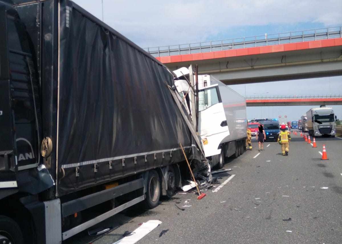 Wypadek na A2. Zderzenie 5 samochodów ciężarowych, jedna osoba ranna