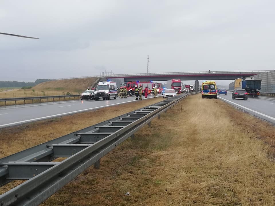 Groźny wypadek na A2 w powiecie brzezińskim. Wśród rannych dzieci