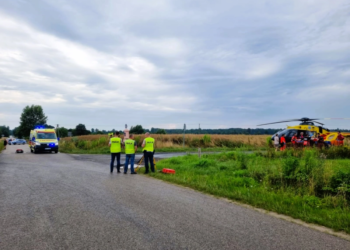 Zderzenie samochodu osobowego z rowerem w Kobielach Małych. 38-letni rowerzysta w ciężkim stanie