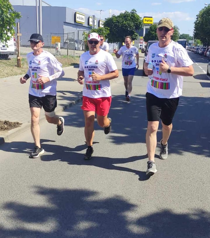 Pielgrzymka biegowa służb mundurowych wyruszyła z Łowicza na Jasną Górę