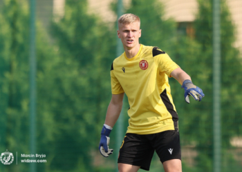 Jakub Szymański wciąż trenuje z Widzewem