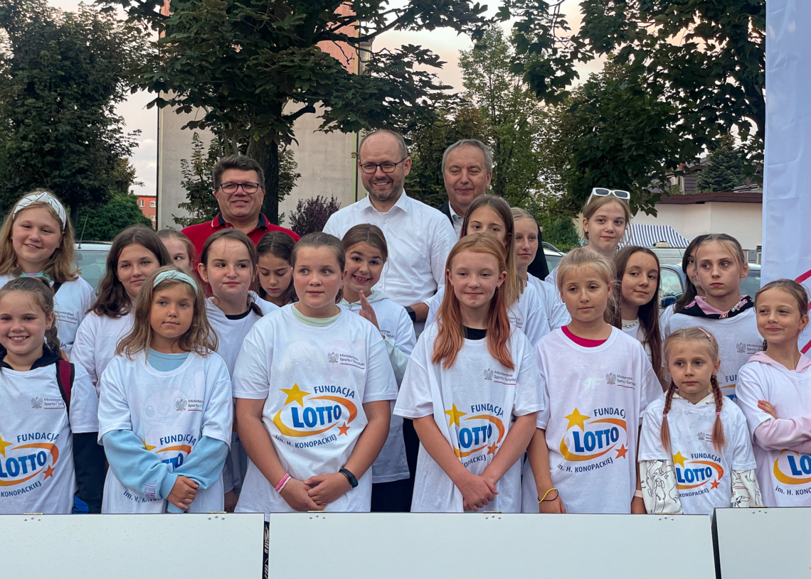 Dzieci i młodzież z powiatu wieluńskiego oraz pajęczańskiego wyruszyły na sportowe, letnie kolonie