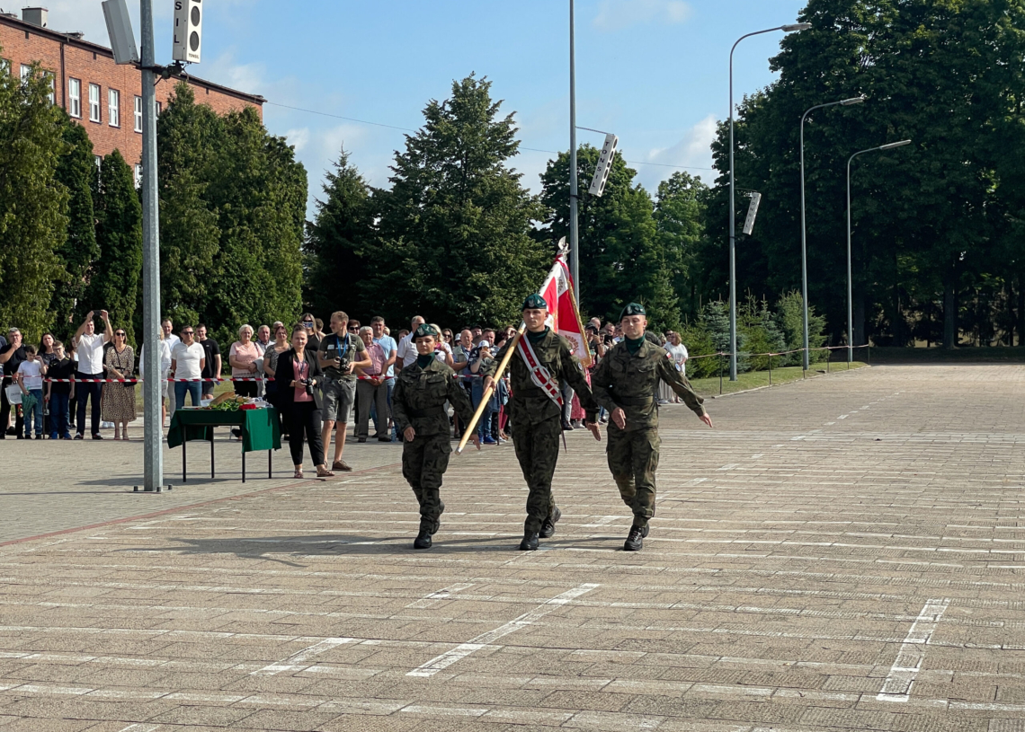Sieradz: uczestnicy projektu „Trenuj jak żołnierz” złożyli przysięgę wojskową [ZDJĘCIA + WIDEO]